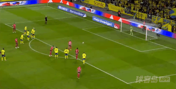 65'扎卡点球破门! 瑞典 0- 1瑞士