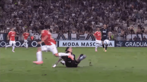 4'维尼修斯惨遭直红! 塞阿拉 0- 0巴西国际