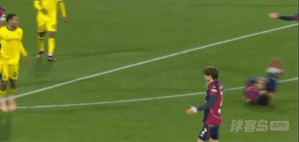 51'萨尔两黄变一红直接罚下! 卡利亚里 2- 0维罗纳