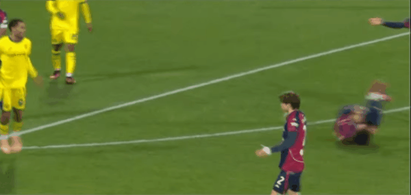 51'萨尔两黄变一红直接罚下! 卡利亚里 2- 0维罗纳