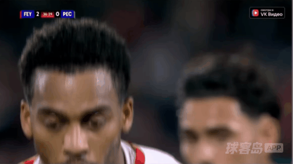 37'Q.廷贝尔点球破门! 费耶诺德 3- 0兹沃勒