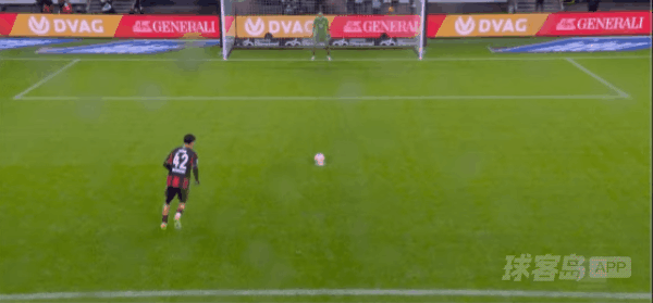 22'乌尊点球破门! 法兰克福 1- 1多特蒙德