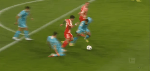 17'阿克波古马惨遭直红! 拜仁 0- 0霍芬海姆