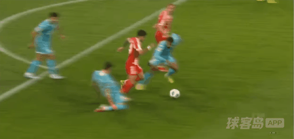 17'阿克波古马惨遭直红! 拜仁 0- 0霍芬海姆
