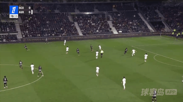 71'阿克帕乌龙破门! 昂热 1- 0欧塞尔