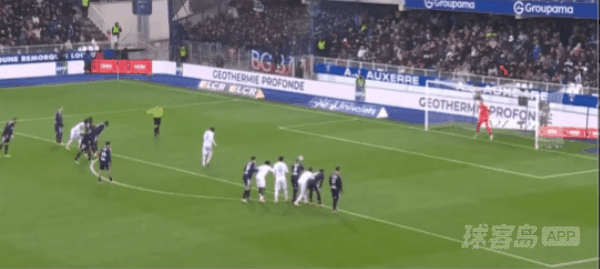 25'希纳约科点球未进! 欧塞尔 0- 0里昂