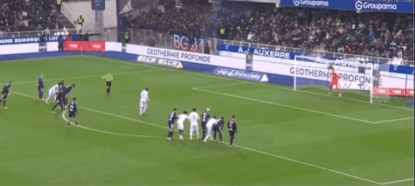 25'希纳约科点球未进! 欧塞尔 0- 0里昂