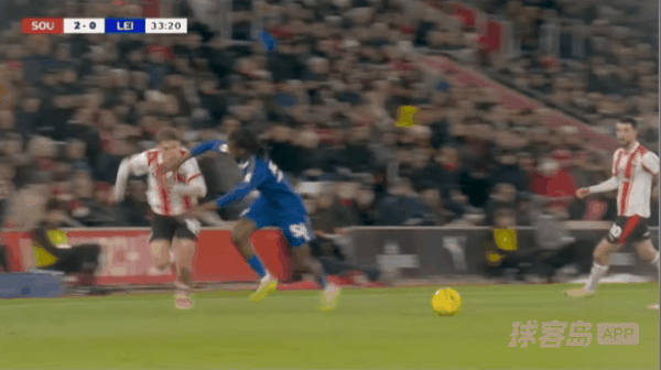 33'阿鲁科两黄变一红直接罚下! 南安普敦 2- 0莱斯特城