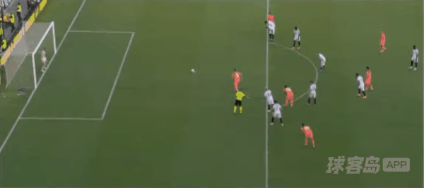 76'莱万多夫斯基点球未进! 塞维利亚 2- 1巴塞罗那