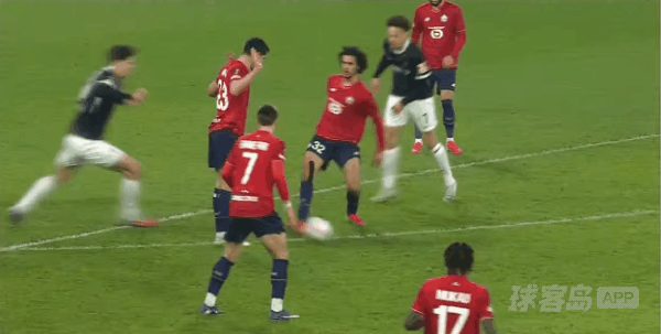 74'埃格施泰因惨遭直红! 里尔 0- 0弗赖堡