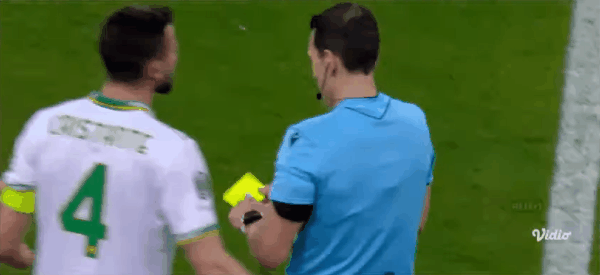 15'曼奇尼惨遭直红! 帕纳辛纳科斯 0- 0罗马