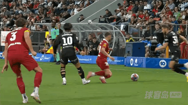 36'皮埃利亚斯惨遭直红! 阿德莱德联 2- 0墨尔本城