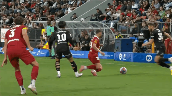 36'皮埃利亚斯惨遭直红! 阿德莱德联 2- 0墨尔本城