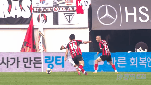 88'崔俊两黄变一红直接罚下! FC首尔 1- 1金泉尚武