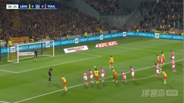 9'托万点球破门! 朗斯 1- 0图卢兹