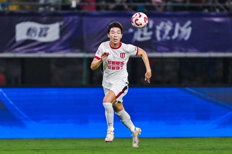 蒋圣龙伤退国足中卫告急，元敏诚联赛出色能否入伊万法眼