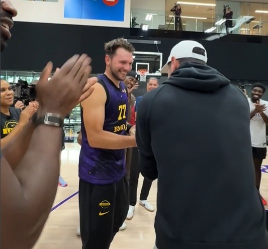 气氛很愉悦!雷迪克训练中向东契奇颁发了NBA年度最佳控球奖
