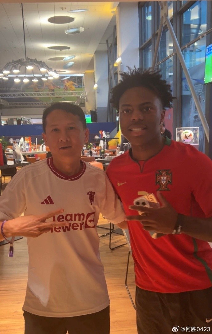 退钱哥何胜偶遇甲亢哥 合影留念