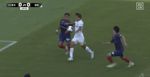 日职联半场南野遥海伤退FC东京0比0浦和红钻