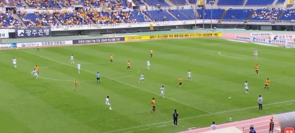 韩K联战报鲁亚独造四球光州FC4比3蔚山