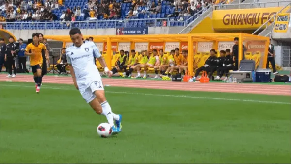 韩K联战报鲁亚独造四球光州FC4比3蔚山