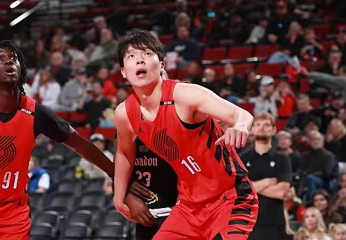 NBA季前赛杨瀚森下半场首发8投6中砍13分4板4助