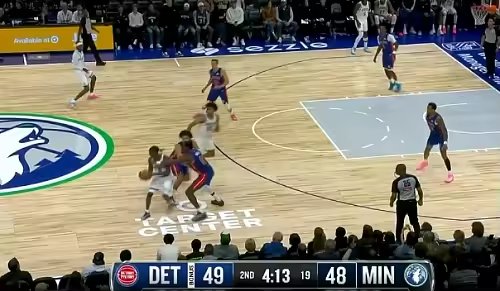 NBA季前赛杜伦半场14分活塞9比0反超比分