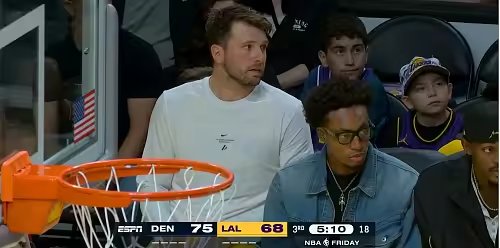 NBA季前赛东契奇下半场未出战便装场边观战